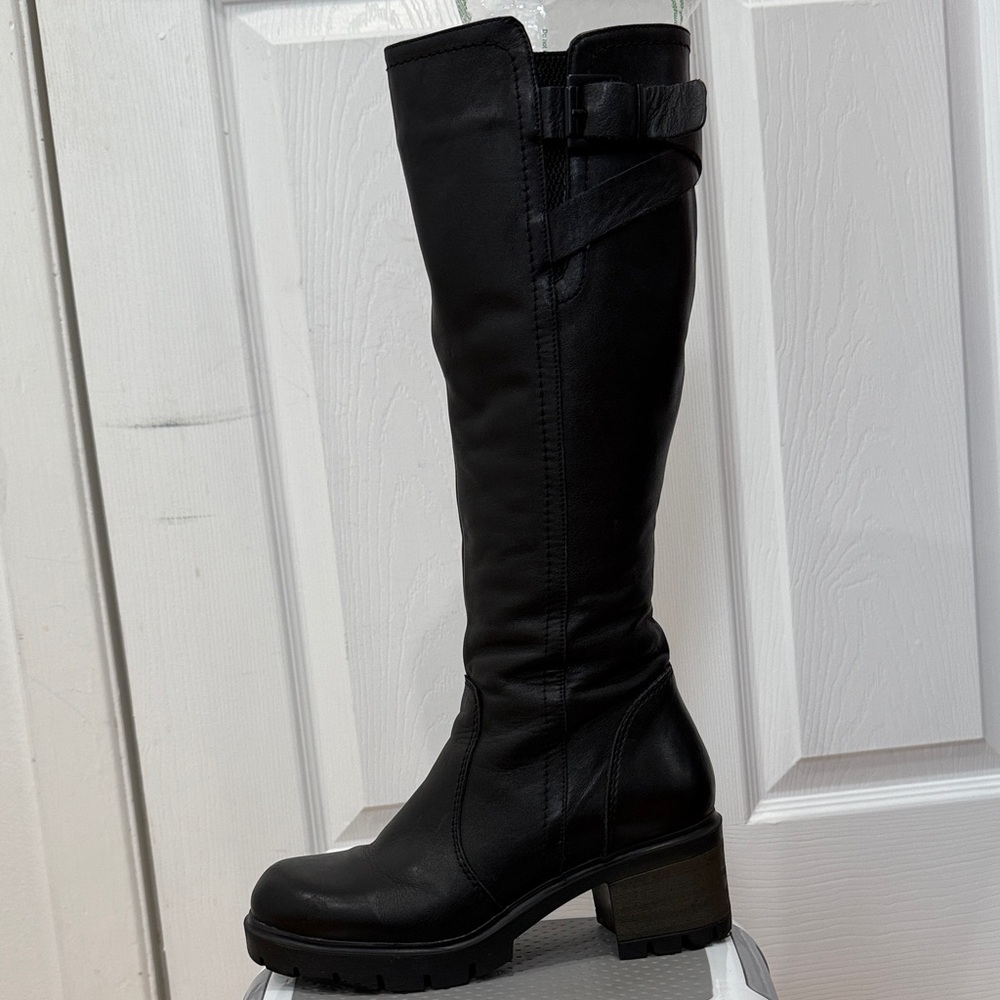 Black Knee-High leather Boots with comfortable heel
Euro 36